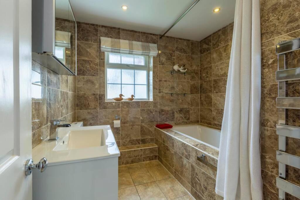 ليثام سانت أنيه A Cheerful Three Bedroom House In Leafy Lytham المظهر الخارجي الصورة