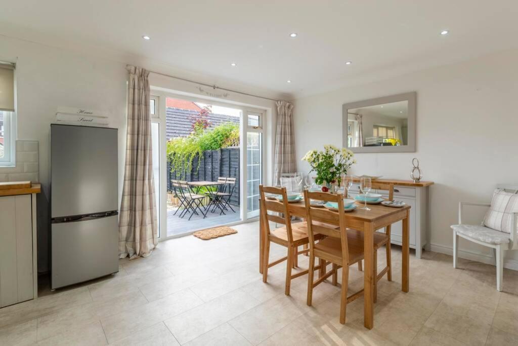 ليثام سانت أنيه A Cheerful Three Bedroom House In Leafy Lytham المظهر الخارجي الصورة
